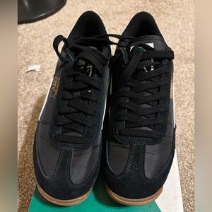Women Puma Black and White Easy Rider Vintage Tennis Shoes